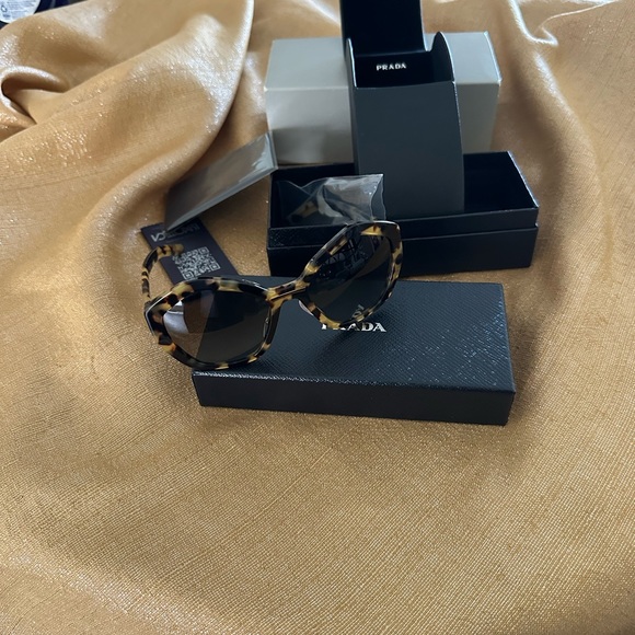 Leopard print Prada sunglasses - Picture 2 of 7